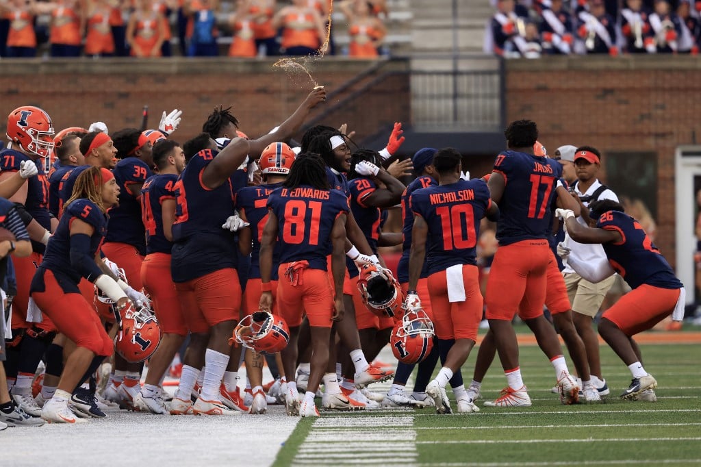 illinois fighting illini celebrating ncaa football