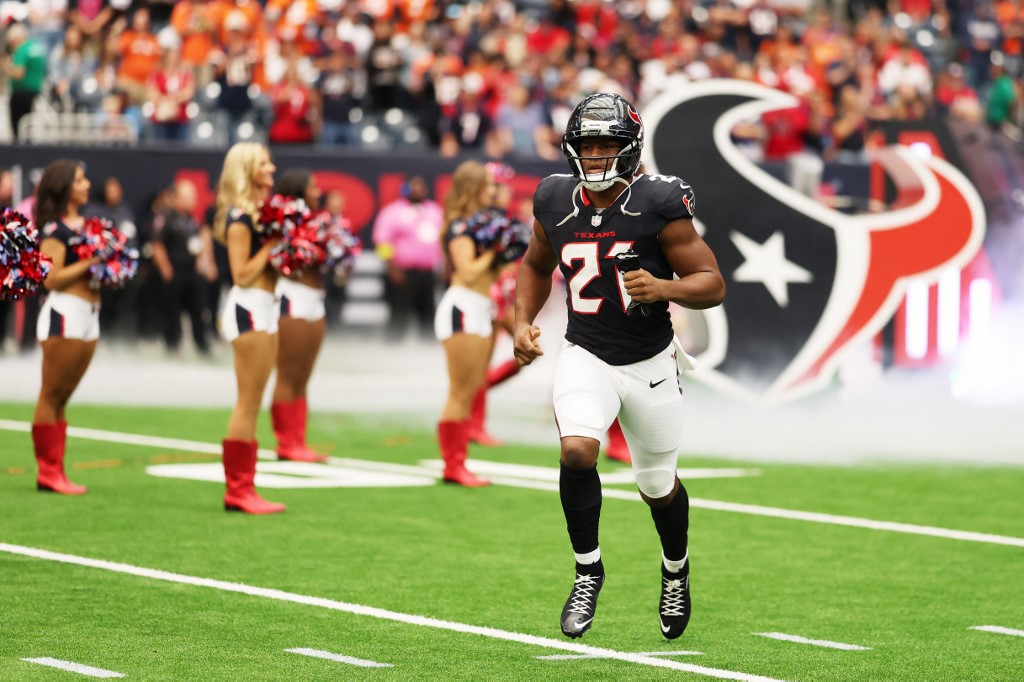 Nick Chubb #21 of the Houston Texans takes the field prior to the game against the Denver Broncos.