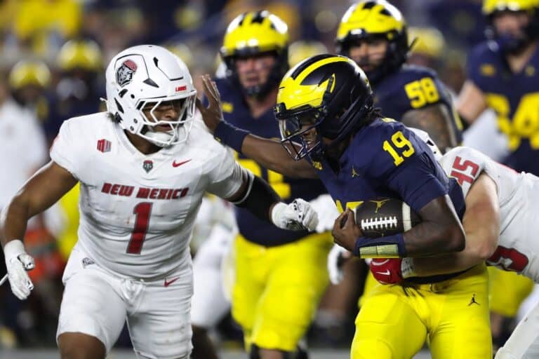 Bryce Underwood #19 of the Michigan Wolverines gets pursued by Brett Karhu #45 and Keyshawn James-Newby #1 of the New Mexico Lobos