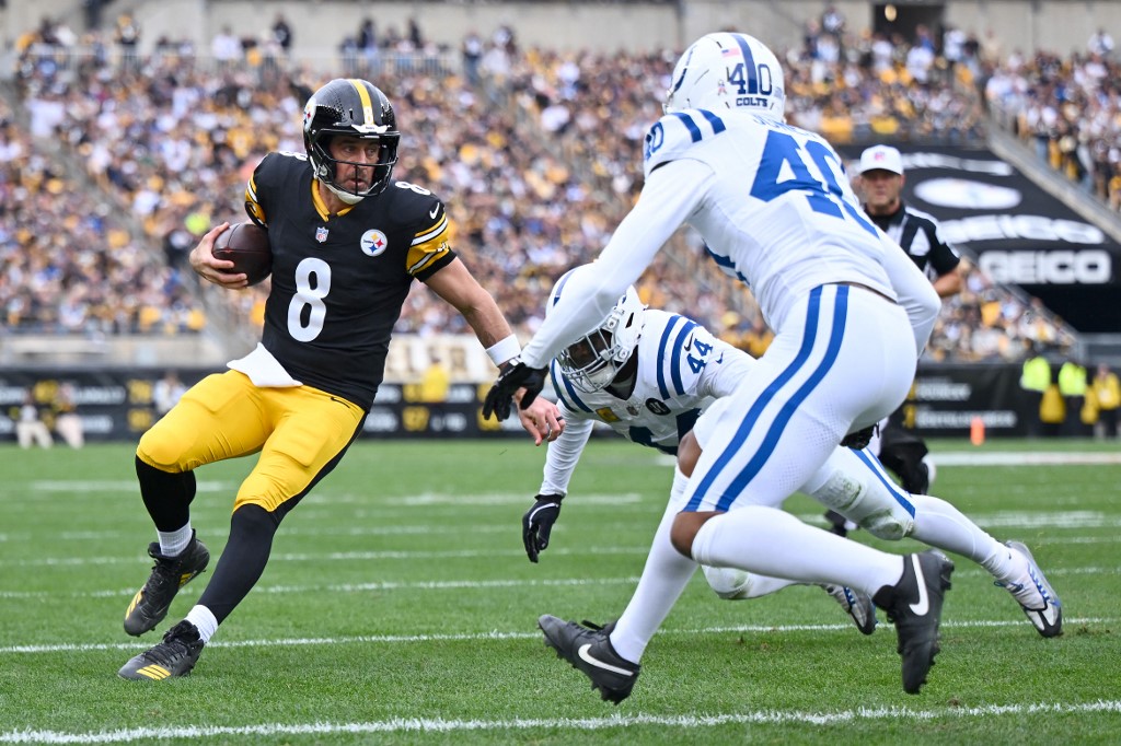 The cover for this NFL picks week 10 article shows Aaron Rodgers #8 of the Pittsburgh Steelers running against the Indianapolis Colts