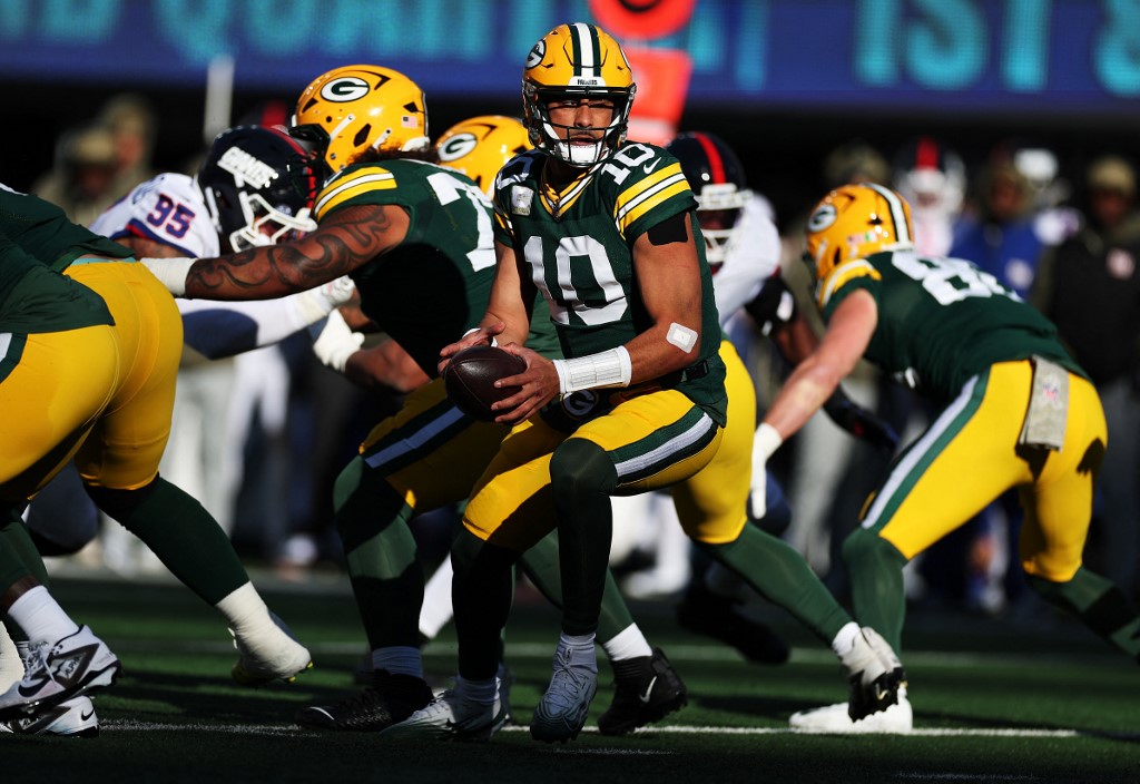 The article for this NFL picks week 12 article shows Jordan Love #10 of the Green Bay Packers in action against the New York Giants