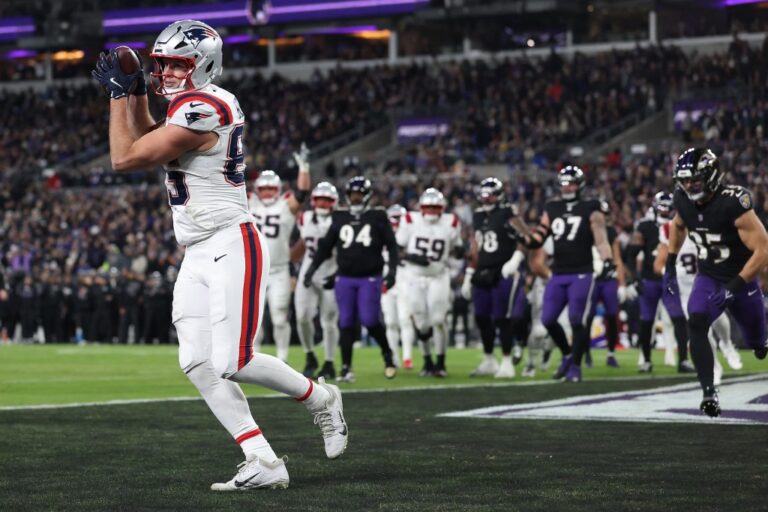 New England Patriots v Baltimore Ravens - NFL 2025 - Oddstrader - Oddstrader The cover for this NFL Picks Week 17 article shows Hunter Henry #85 of the New England Patriots catching a touchdown pass against the Baltimore Ravens.