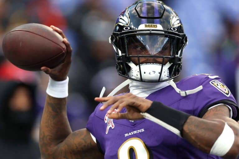 Lamar Jackson #8 of the Baltimore Ravens warms up before the game against the Pittsburgh Steelers