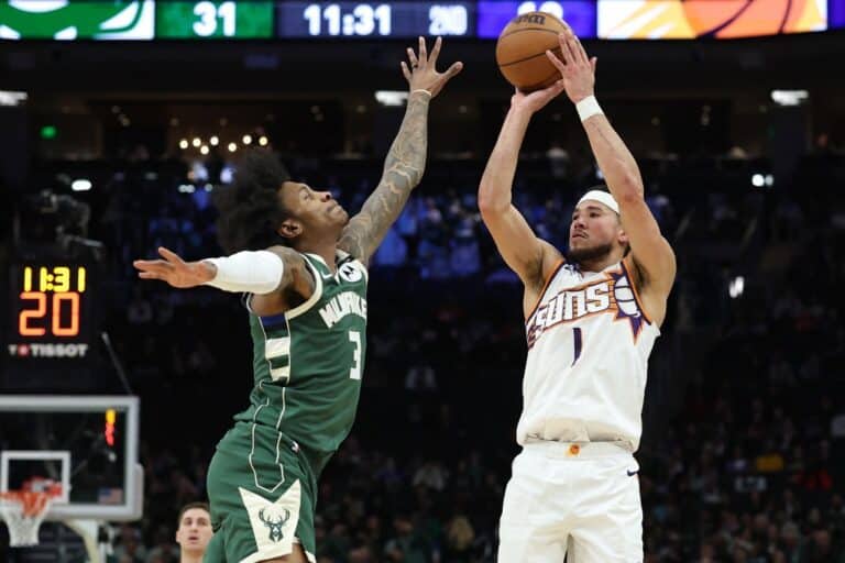 Phoenix Suns v Milwaukee Bucks