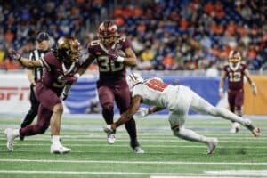 The cover for this Wednesday night college football article shows Jordan Nubin #30 of the Minnesota Golden Gophers breaking a tackle by Jalen Burton #18 of the Bowling Green Falcons