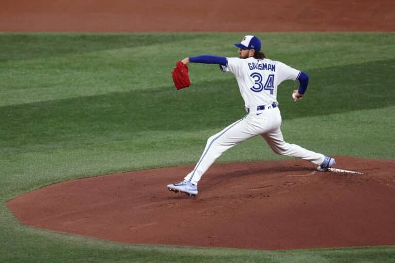 Kevin Gausman #34 of the Toronto Blue Jays pitches against the Los Angeles Dodgers