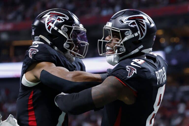 Kyle Pitts and David Sills of the Atlanta Falcons celebrate during the game against the Washington Commanders.