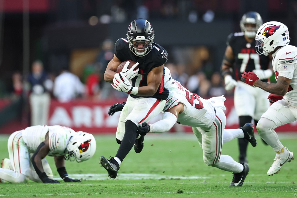 The cover for this Monday night football bets article shows Bijan Robinson #7 of the Atlanta Falcons running with the ball during the second half against the Arizona Cardinals.