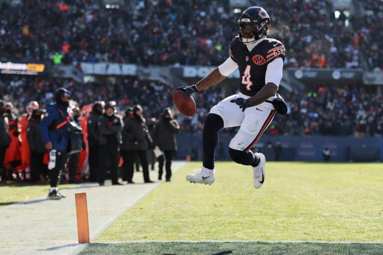Cleveland Browns v Chicago Bears - NFL 2025 - Oddstrader - Oddstrader D'Andre Swift #4 of the Chicago Bears rushes for a first quarter touchdown against the Cleveland Browns