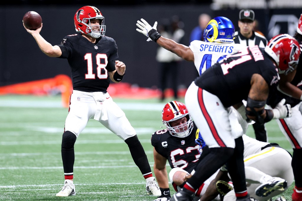 Kirk Cousins #18 of the Atlanta Falcons throws a pass against the Los Angeles Rams during the fourth quarter.
